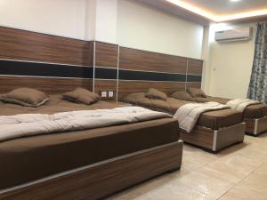Postel nebo postele na pokoji v ubytování Al Deyafa Hotel
