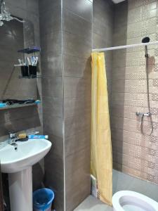 W łazience znajduje się prysznic, umywalka i toaleta. w obiekcie magnifique appartement à rabat proche de la mer w mieście Rabat