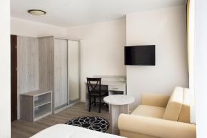Televízia a/alebo spoločenská miestnosť v ubytovaní Villa Andalucia SPA & Leisure