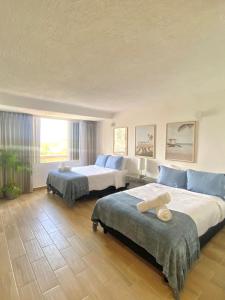 una camera d'albergo con due letti e una finestra di BeachAccess HotelZone 3705 a Cancún
