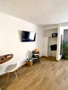 sala de estar con mesa y silla en BeachAccess HotelZone 3705, en Cancún