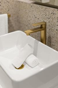 un WC bianco con un rotolo di carta igienica sopra di And Apartments a Canberra