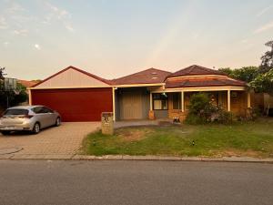 uma casa com um carro estacionado em frente em lovey studio with bathroom and kitchen em Perth