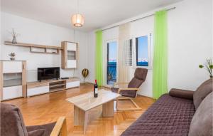 - un salon avec un canapé et une table dans l'établissement 2 Bedroom Gorgeous Apartment In Sveti Juraj, à Sveti Juraj
