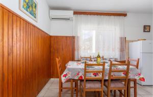 - une salle à manger avec une table et des chaises dans l'établissement 2 Bedroom Gorgeous Apartment In Sveti Juraj, à Sveti Juraj