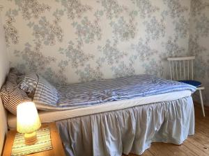 um quarto com uma cama com papel de parede azul e cinzento em Holiday home ASKERSUND em Askersund