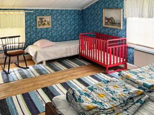 - Dormitorio con 2 camas y cuna en Holiday home LAMMHULT, SVERIGE II 