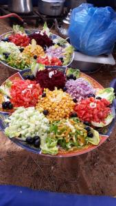 un plato de diferentes tipos de hortalizas en una mesa en Obira Oasis Merzouga Camp, en Merzouga 63 fotos más