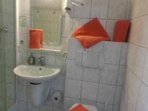 une petite salle de bain avec un lavabo et un miroir dans l'établissement Villa HarzFokus - #Hotel#Pension#Frühstück, à Wernigerode