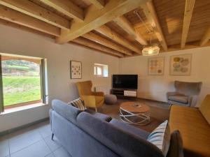 Televízia a/alebo spoločenská miestnosť v ubytovaní Gîte chaleureux avec terrasse, pêche, randonnées et équipements modernes au cœur du Haut Forez - FR-1-496-285