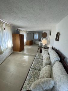 Una sala de estar con un sofá largo en una habitación. en Villa Bella Vista, en San Teodoro