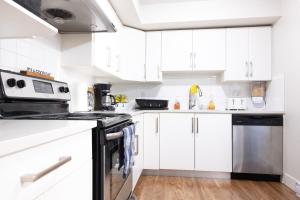 Afbeelding uit fotogalerij van Modern yet comfy 3 bed suite in Surrey in Surrey