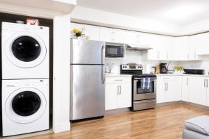 Afbeelding uit fotogalerij van Modern yet comfy 3 bed suite in Surrey in Surrey