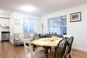 Afbeelding uit fotogalerij van Modern yet comfy 3 bed suite in Surrey in Surrey