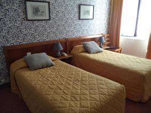 Postel nebo postele na pokoji v ubytování Cit'Hotel Avallon Vauban