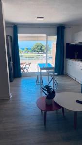 Photo de la galerie de l'établissement Marin’Appart * vue sur mer*, à Gourbeyre