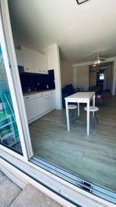 Cuisine ou kitchenette dans l'établissement Marin’Appart * vue sur mer*