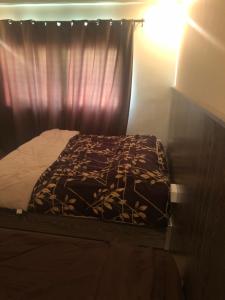 Al Deyafa Hotel في العقبة: غرفة نوم بسرير لحاف اسود وبيض