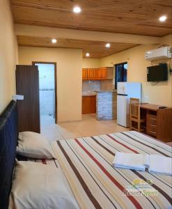 a room with two beds and a kitchen at Resort Sport in Independencia