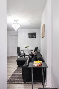 Posezení v ubytování Harmony Home Near University of Waterloo + 37 fotografií