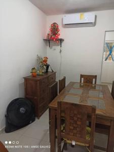 comedor con mesa de madera y sillas en Hermosa casa en privada en Cancún