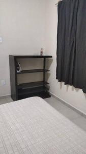 1 dormitorio con 1 cama y vestidor en una habitación en Hermosa casa en privada en Cancún