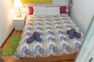 Un dormitorio con una cama con calcetines morados. en Deusto Piso wifi internet T V y garaje, en Bilbao