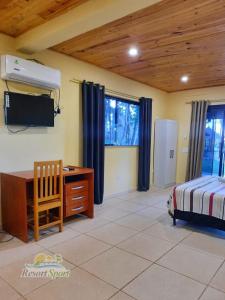 1 dormitorio con escritorio, 1 cama y escritorio en Resort Sport en Independencia