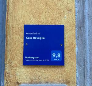 um sinal numa parede que diz que foi concedido a Caa Roxbury em Casa Roveglia em Brescia
