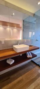 a bathroom with a sink and a mirror at Reserva Madero Requinte Apto 104 in Natal