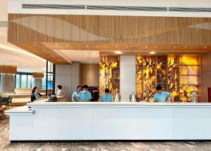 un groupe de personnes assises au bar d'un restaurant dans l'établissement HB Serviced Apartment - Alacarte Hạ Long, à Hạ Long 86 autres photos