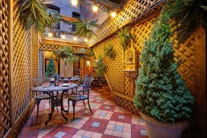 纽约图书馆酒店集团卡萨布兰卡酒店 的一间餐厅,配有桌椅和圣诞树