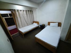 Postel nebo postele na pokoji v ubytování Highlander inn Skardu