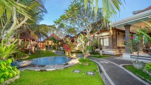 um jardim com piscina no meio de uma casa em Maruan Sari em Ubud