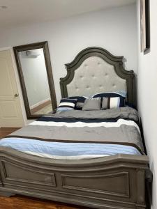 1 dormitorio con 1 cama con espejo grande en UNION BK ROOM 101, en Union