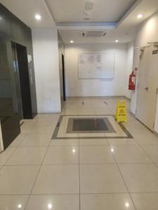 EL Fateh Apartment 2 Bedroom Wakaf Che Yeh في واكاف تْشي ييه: غرفة بها صندوق أصفر على الأرض