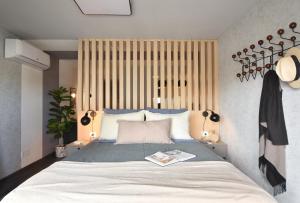 Un dormitorio con una cama grande con un libro. en Moderno apartamento en Punta Carretas, en Montevideo