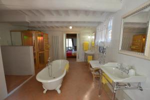 Ένα μπάνιο στο Villa Lucchesi