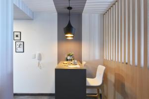 comedor con mesa y silla en Moderno apartamento en Punta Carretas, en Montevideo