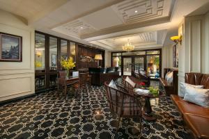un vestíbulo de un hotel con sillas y mesa en La Mejor Hotel & Sky Bar en Hanói