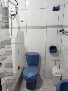 baño con aseo azul y teléfono en Hospedaje por departamentos UVIMA III en Cusco