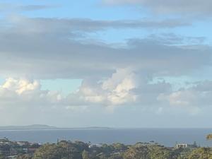 Elle offre une vue sur l'océan et le ciel nuageux. dans l'établissement Ocean View, à Port Macquarie