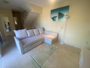 sala de estar con sofá y mesa de cristal en Apartment With Jacuzzi and pool access en Puerto Rico