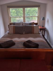 un grande letto con cuscini e una finestra di Misty Farms Barn a Robertson