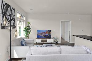 Телевизор и/или развлекательный центр в Lavish and Relaxing 2bedroom
