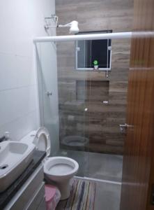 a bathroom with a toilet and a sink at Casa para locação in Atibaia
