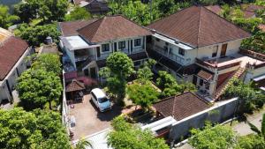 uma vista aérea de uma casa com uma carrinha estacionada em frente em Whiterose Guesthouse em Senggigi