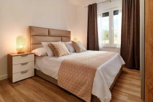 Postel nebo postele na pokoji v ubytování Villa Stella, private pool, sleeps 12, Dugi Rat + 26 fotografií