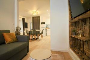 Appartement centre Brioude في بريود: غرفة معيشة مع أريكة وطاولة