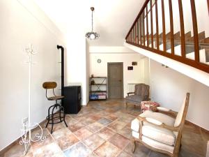 een woonkamer met een trap en een stoel bij Villa Romitello con Piscina Total Relax in Borgetto
